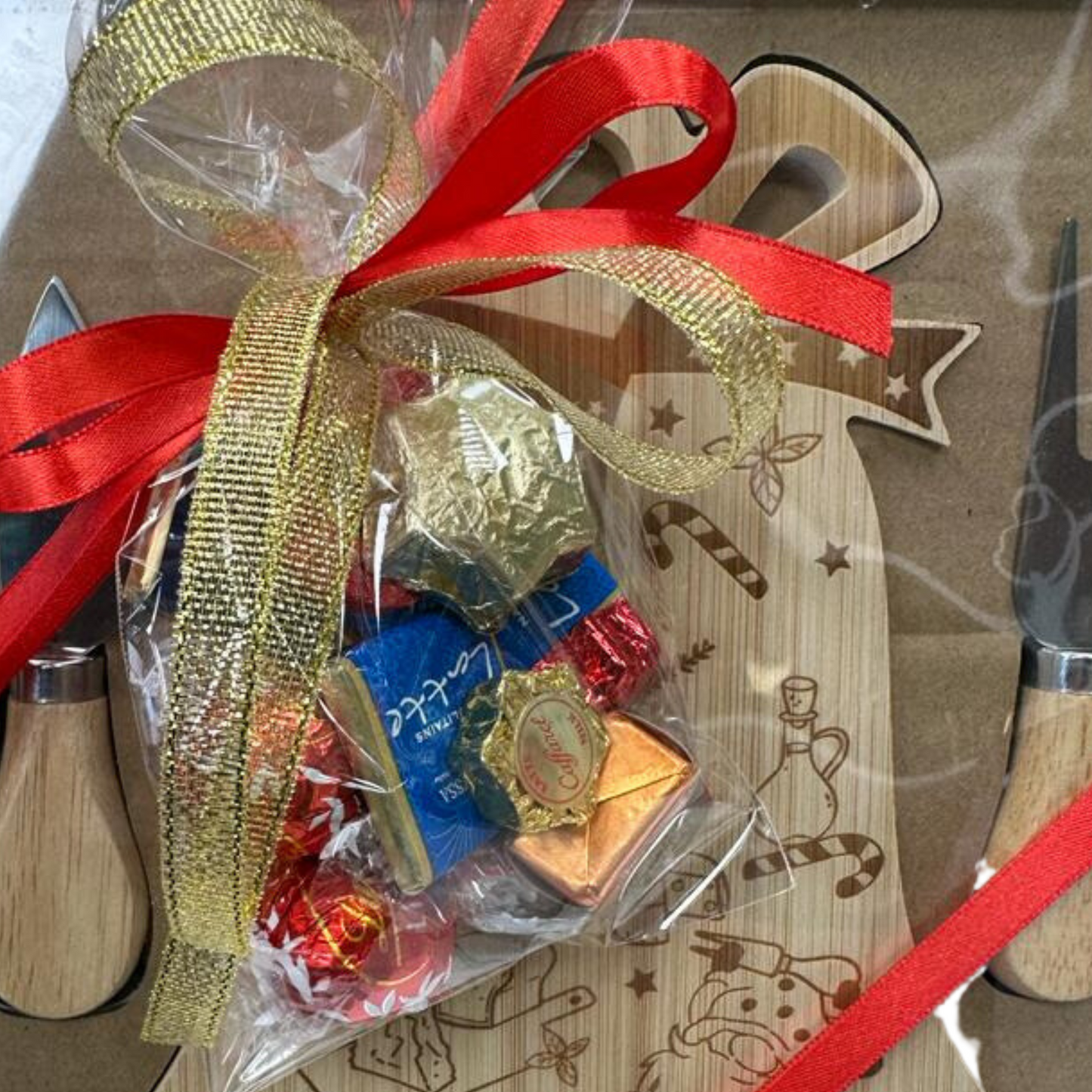 Kit Aperitivo Tagliere Legno Bicolore 29x29x4 cm con Accessori